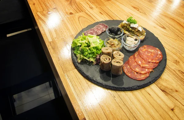 木製のテーブルの上にフランスのグルメスナック食品混合プラッタ — ストック写真