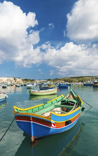 Barcos de pesca tradicionales marsaxlokk puerto malta — Foto de Stock