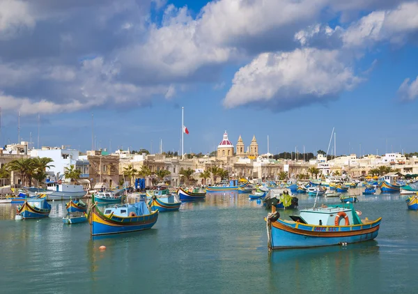 Barcos de pesca tradicionais marsaxlokk porto malta — Fotografia de Stock