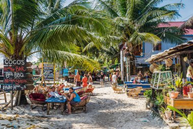 Kamboçya 'da restoranları ve barları olan tropik koh rong adası ana turizm köyü manzarası