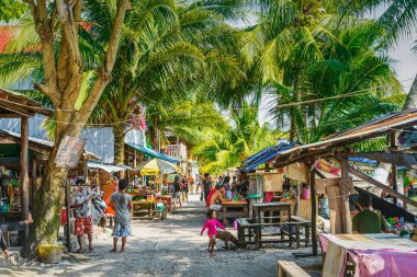 Kamboçya 'da restoranları ve barları olan tropik koh rong adası ana turizm köyü manzarası