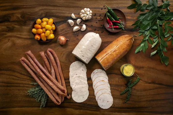 德国熟食冷切欧洲传统香肠和火腿在木桌上的选择 免版税图库图片