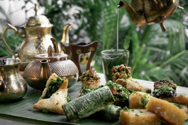 Geleneksel baklava Orta Doğu tatlı pastaları İstanbul hindi kafesi masasında.