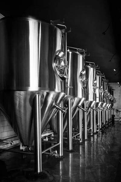 Современное Немецкое Пивоваренное Промышленное Оборудование Черно Белого Цвета — стоковое фото