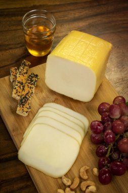 Tahtada füme mozzarella peyniri, üzümlü, fındıklı, ekmekli ve ballı.