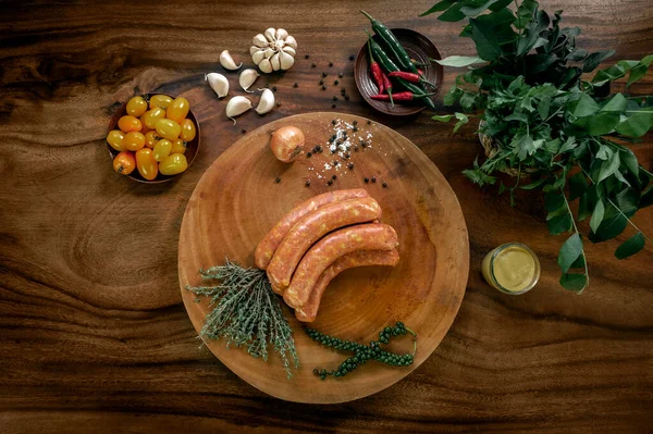 Embutidos Cerdo Crudos Caseros Tradicionales Mesa Madera Rústica Con Ingredientes —  Fotos de Stock