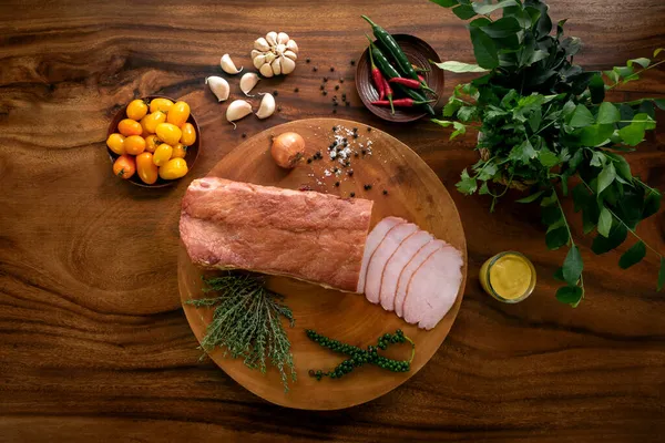 Gerookte Varkensvlees Lendenham Rustieke Houten Tafel Met Natuurlijke Ingrediënten Arrangement — Stockfoto