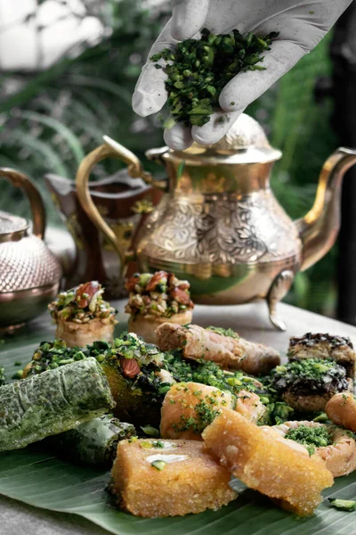Geleneksel Baklava Orta Doğu Tatlı Pastaları Stanbul Hindi Kafesi Masasında — Stok fotoğraf