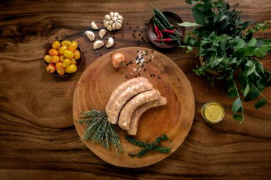 Geleneksel ev yapımı İngiliz çiğ domuz sosisi, sade ahşap masa ve doğal malzemelerle.