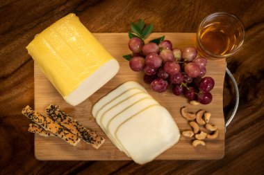 Tahtada füme mozzarella peyniri, üzümlü, fındıklı, ekmekli ve ballı.