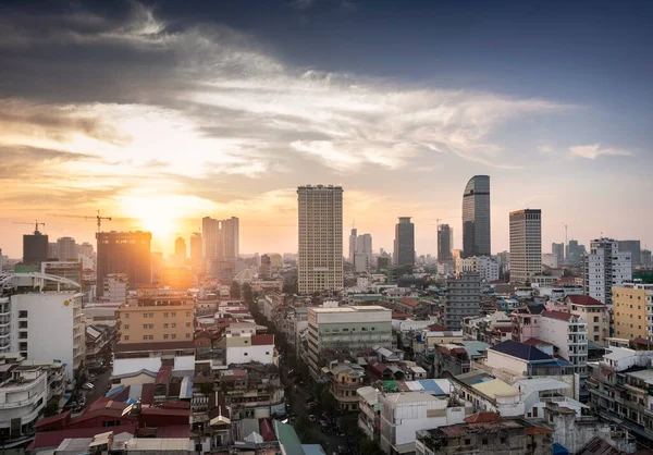 プノンペン中心部カンボジアの近代的な都市超高層ビルスカイライン — ストック写真