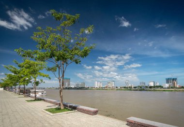 Kamboçya 'da Chroy Changva silueti olan merkez fenomen penh şehrinin nehir kenarındaki yaya geçidi.