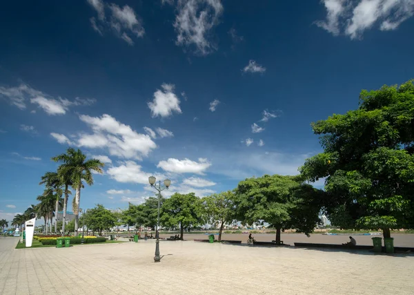 Paseo Peatonal Junto Río Ciudad Central Phnom Penh Río Tonle — Foto de Stock