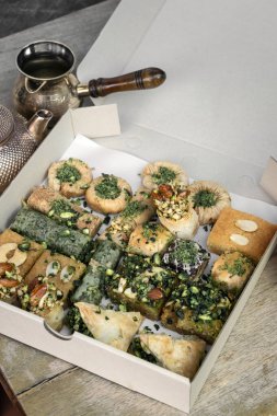 Taze ev yapımı Baklava Ortadoğu tatlı tatlı gıda pastaları İstanbul 'daki Hindi restoranında