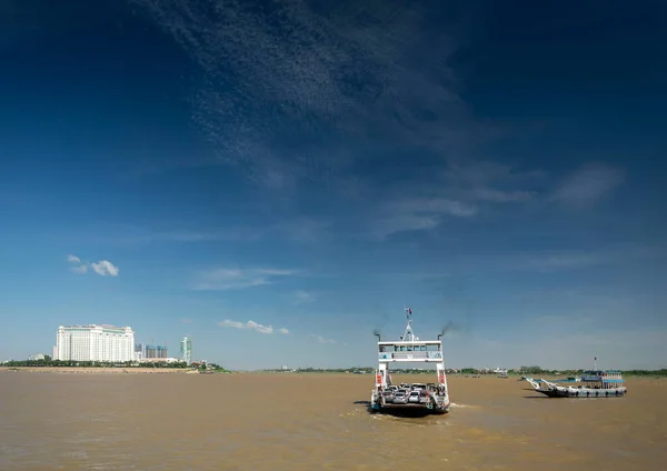 캄보디아의 프놈펜에 메콩강을 횡단하는 여객선 — 스톡 사진