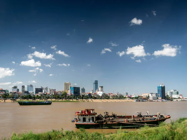 Písečné Bagrovací Lodě Řece Tonle Sap Panorama Města Phnom Penh — Stock fotografie