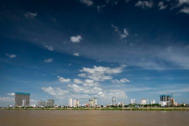 Chroy Changva nehir kenarındaki gökyüzü güneşli bir günde Phnom Penh şehri Kamboçya 'nın karşısında.