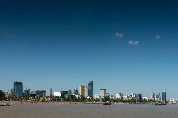 Phnom Penh Città Lungofiume Skyline Edifici Moderni Cambogia Dal Fiume — Foto Stock