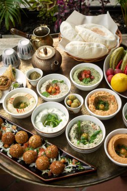 İstanbul Türk restoranında karışık orta doğu meze vejetaryen gıda paylaşım tabağı