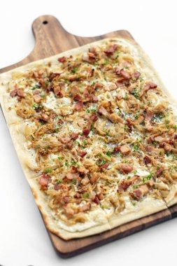 Flammkuchen tarte flambee geleneksel Alman alsace pizza soğan ve pastırmalı
