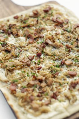 Flammkuchen tarte flambee geleneksel Alman alsace pizza soğan ve pastırmalı