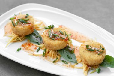 Modern Bangkok restoranında acılı geleneksel Thai yengeç kekleri.