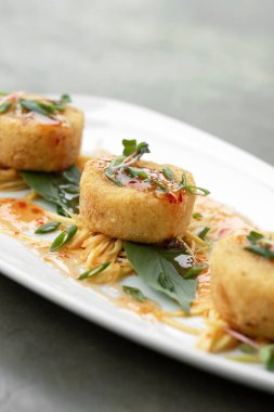 Modern Bangkok restoranında acılı geleneksel Thai yengeç kekleri.