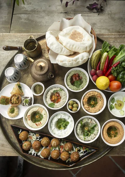 Mistura Meze Oriente Médio Vegetariano Comida Compartilhando Bandeja Istanbul Restaurante — Fotografia de Stock