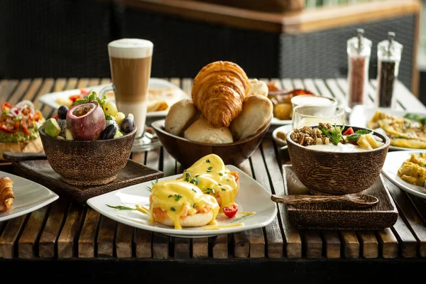 Westliche Große Gourmet Frühstück Auswahl Gemischte Gerichte Auf Französischem Restauranttisch — Stockfoto