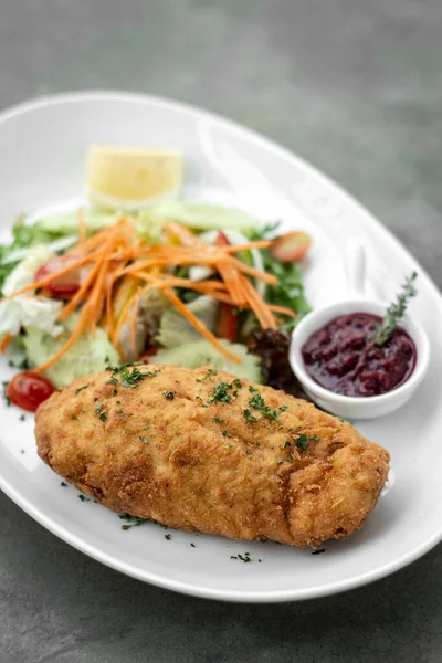 닭고기 샐러드 그리고 식당의 식사하는 — 스톡 사진