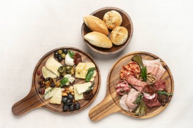 Antipasto gurme şarküteri ve peynir dilimleri ahşap tabakta.