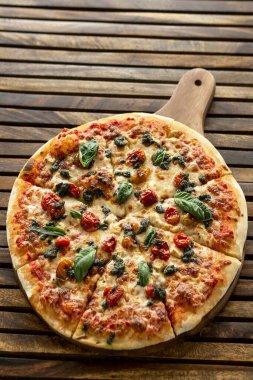 Tahta masada organik sebzeli vejetaryen pizza.