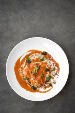 Vejetaryen sebzeli taze ravioli makarna, domates ve balkabağı sosu.