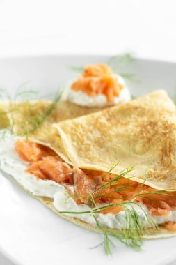 Tzatziki ekşi kremalı gurme krep ve modern İskandinav restoranında füme somon.