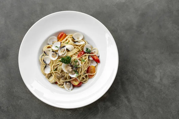 スパゲティ ヴォンゴレ新鮮なアサリと伝統的なイタリアのシーフードパスタ — ストック写真