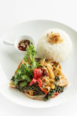 Kamboçya 'da baharatlı deniz ürünleri ve yeşil biber kızart.