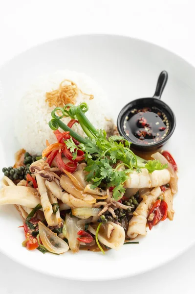 Mescolare Frutti Mare Calamari Piccanti Con Pepe Kampot Verde Fresco — Foto Stock