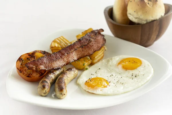 Australisches Frühstück Mit Spiegeleiern Wurst Speck Und Kartoffeln Auf Weißem — Stockfoto