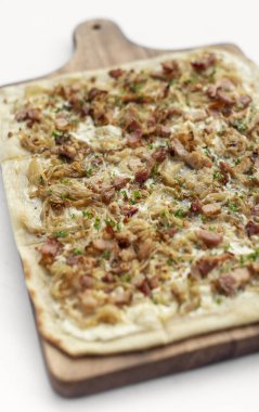 Flammkuchen tarte flambee geleneksel Alman alsace pizza soğan ve pastırmalı