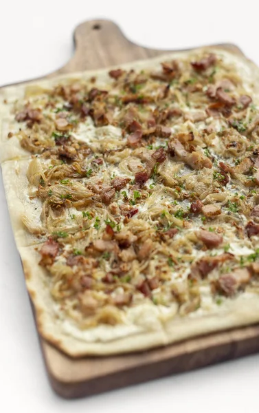 Flammkuchen tarte flambee geleneksel Alman alsace pizza soğan ve pastırmalı
