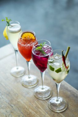 Karışık spritzer şarabı kokteyl seçimi ve açık bar masasında meyve.