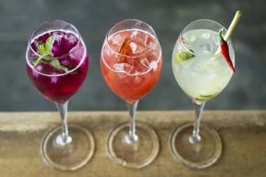 Karışık spritzer şarabı kokteyl seçimi ve açık bar masasında meyve.