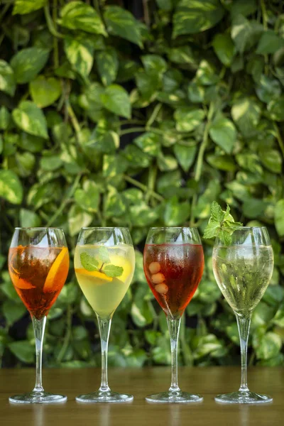 Gemixte Schorle Wein Cocktails Mit Obst Bartisch Freien — Stockfoto