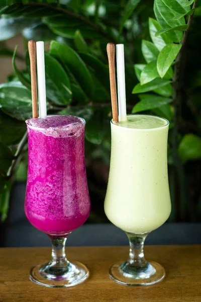 Organic Mixed Fresh Fruit Smoothie Glasses Cafe Table Day — Stok fotoğraf
