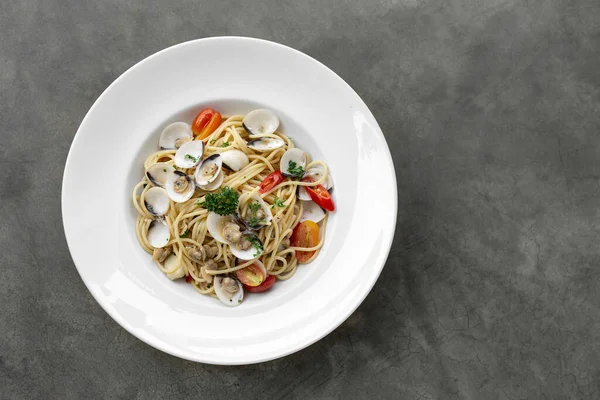 スパゲティ ヴォンゴレ新鮮なアサリとトマトのシチリア島イタリア — ストック写真