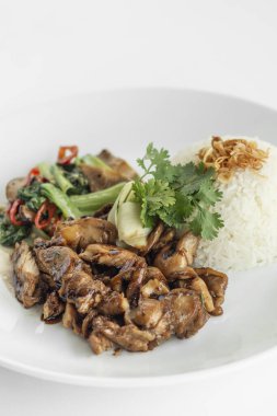 Baharatlı Asya tatlı soya tavuğu ve karışık sebze kızartması Singapur 'da