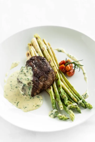 Grilled Filet Mignon Tenderloin Steak Asparagus Creamy Dill Sauce White — Stock fotografie