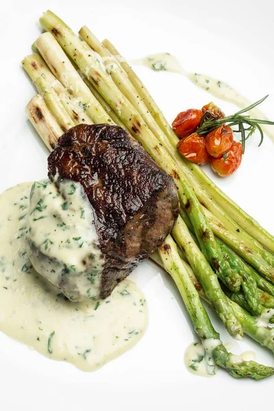 Grilled Filet Mignon Tenderloin Steak Asparagus Creamy Dill Sauce White — Stock fotografie