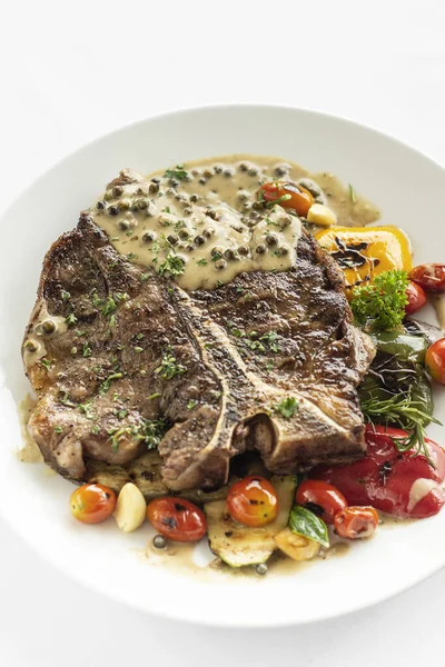 Gegrilde Bone Steak Met Peperkorrelsaus Groenten Witte Achtergrond — Stockfoto