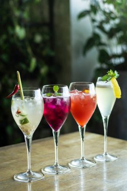 Karışık spritzer şarabı kokteyl seçimi ve açık bar masasında meyve.